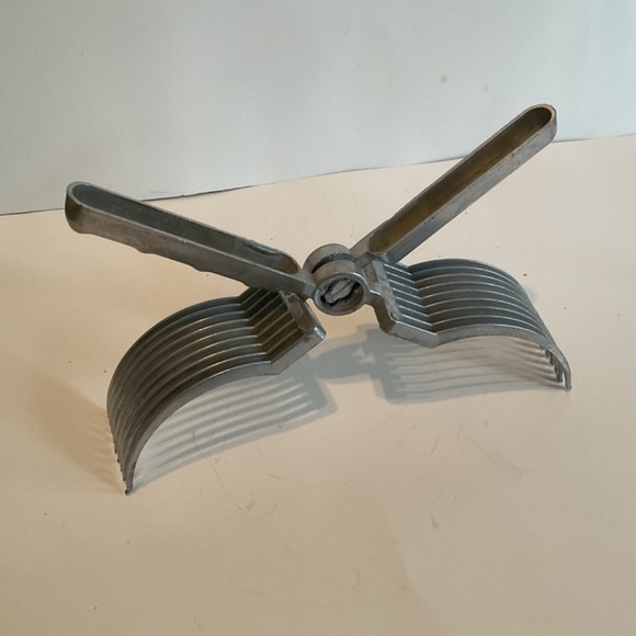 Vintage metal roast fork, meat tongs for slicing, roast for roast dinner. - Picture 4 of 7